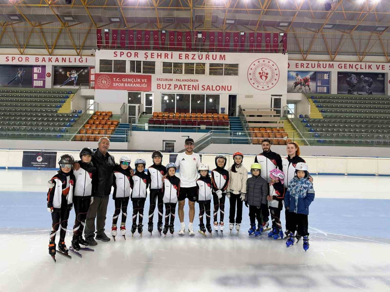 TÜRKİYE BUZ PATENİ FEDERASYONU OLİMPİK SPORCUSU, DÜNYA VE AVRUPA ÜÇÜNCÜSÜ FURKAN AKAR, SHORT TRACK...