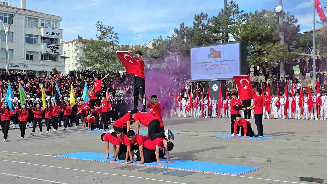 TÜRKİYE CUMHURİYETİ'NİN KURULUŞUNUN YIL DÖNÜMÜ, YOZGAT'TA YEDİDEN YETMİŞE HER KESİMDEN VATANDAŞIN...