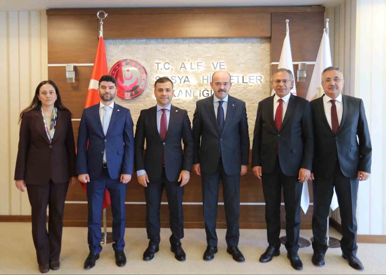 TÜRKİYE MASA TENİSİ FEDERASYONU BAŞKANI KERİM KOÇ (SOLDAN 3'ÜNCÜ) VE BERABERİNDEKİLER