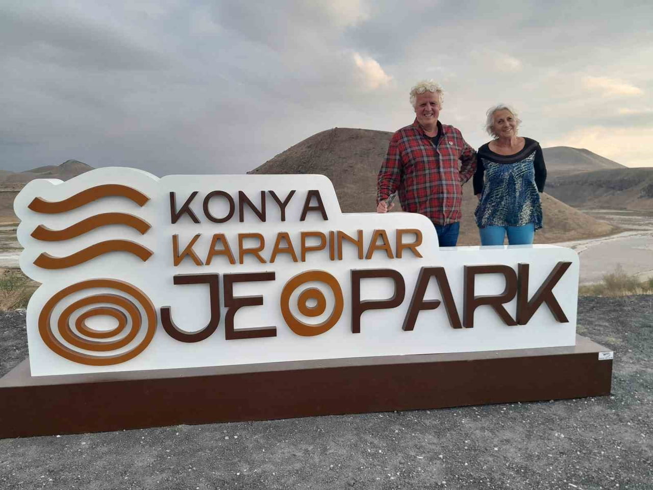 TÜRKİYE’Yİ KARAVANLARIYLA GEZEN FRANSIZ EVLİ ÇİFT JEAN-MARC GARCİA VE MAİTE MENAGER, KONYA’NIN...