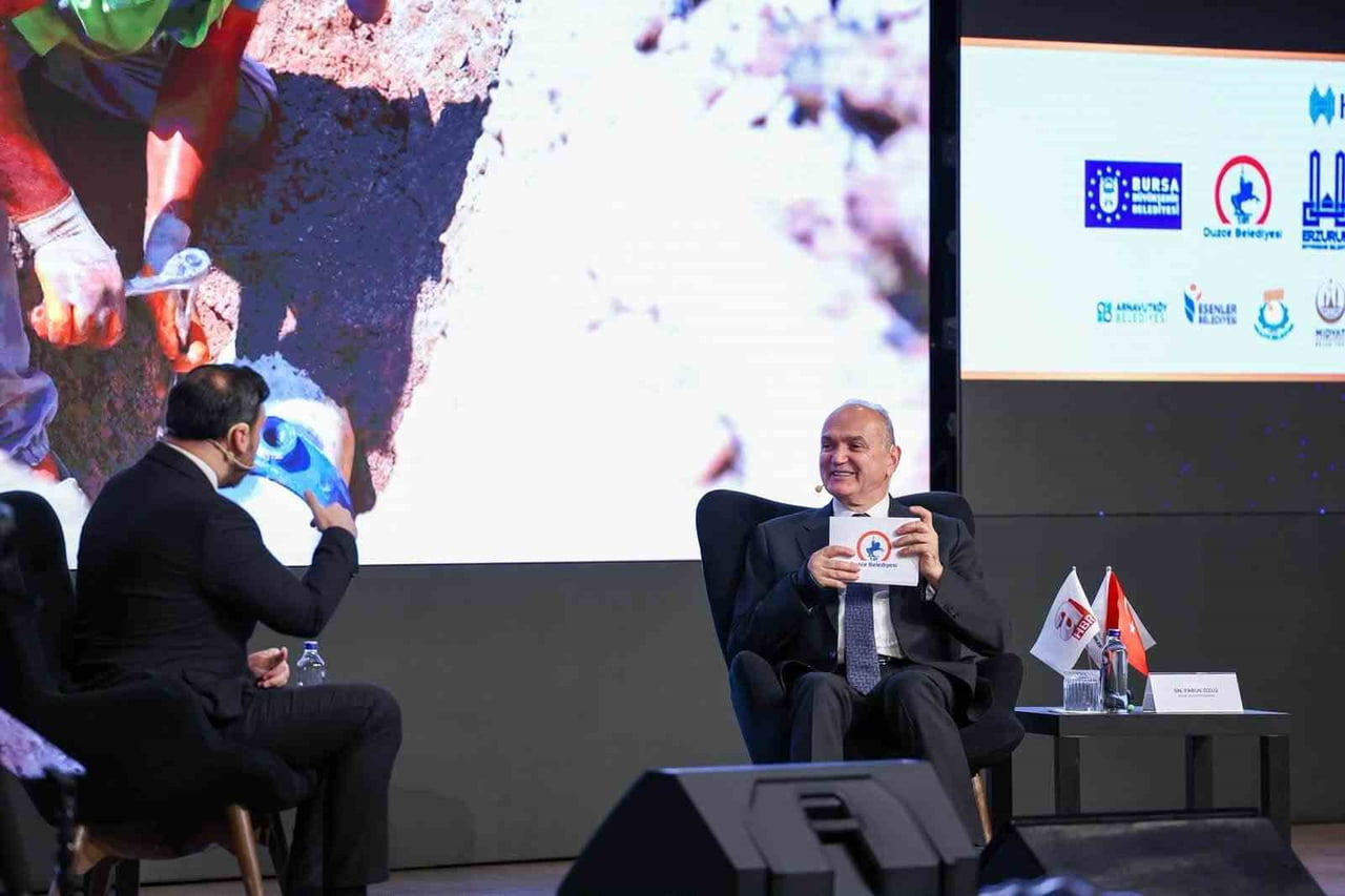 TÜRKİYE YÜZYILI’NDA MARKA ŞEHİRLER ZİRVESİ’NDE KONUŞAN DÜZCE BELEDİYE BAŞKANI DR. FARUK ÖZLÜ...