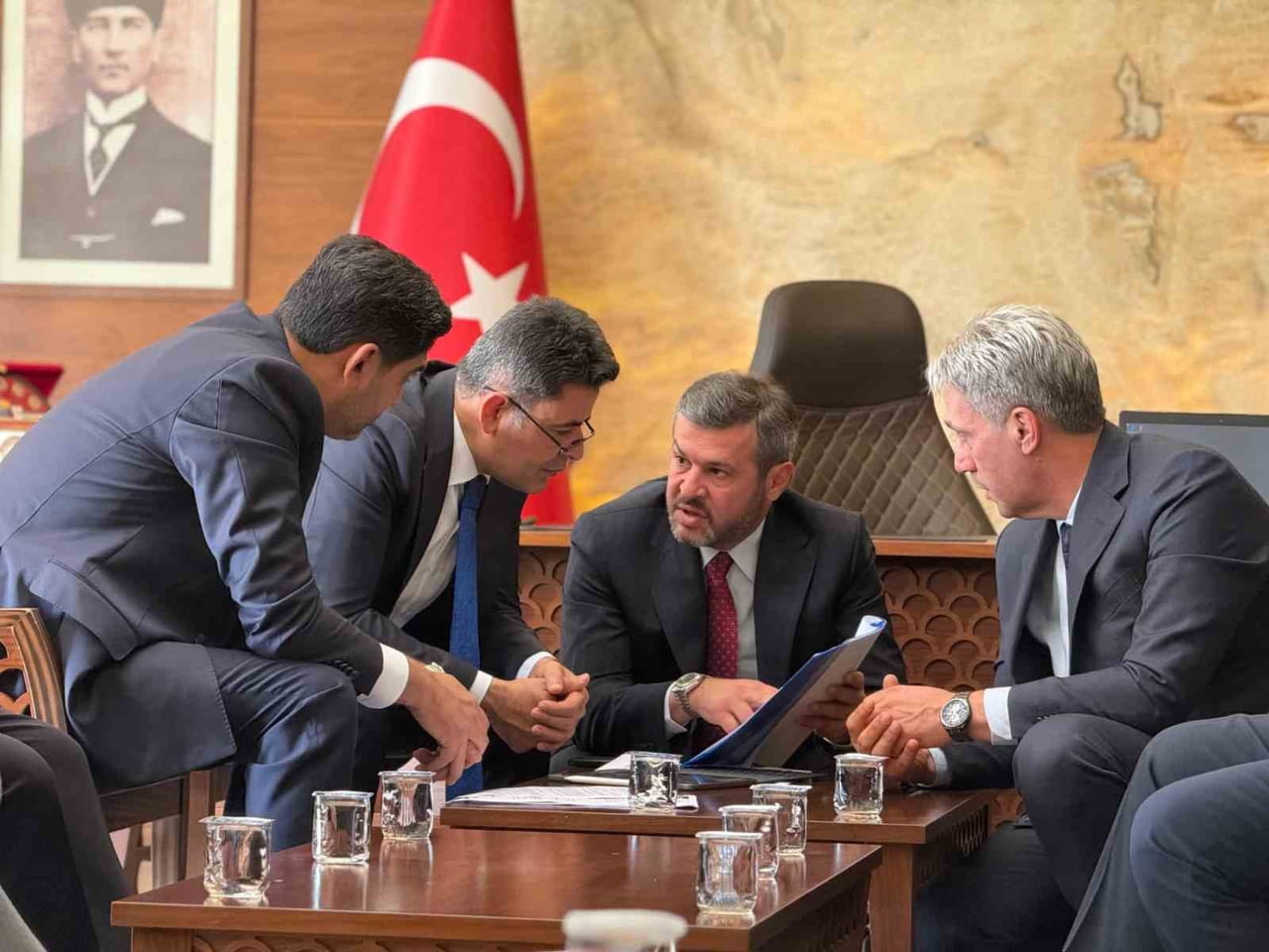 ULAŞTIRMA VE ALTYAPI BAKAN YARDIMCISI OSMAN BOYRAZ, KARABÜK BELEDİYE BAŞKANI ÖZKAN ÇETİNKAYA’YI...