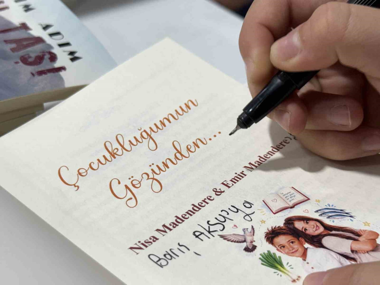 ULUSLARARASI 16. KOCAELİ KİTAP FUARI'NDA KİTAPLARINI OKURLARLA BULUŞTURAN İKİZ KARDEŞLER NİSA...