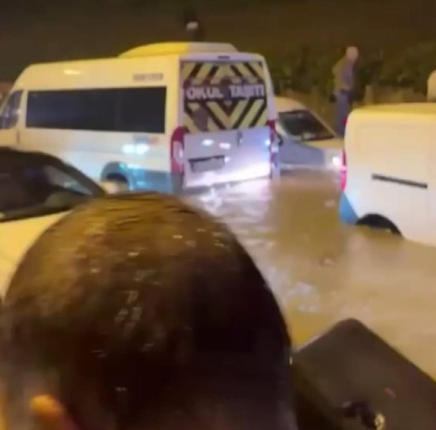 ÜMRANİYE'DE SAĞANAK YAĞIŞ NEDENİYLE ARAÇLAR SUDA MAHSUR KALDI