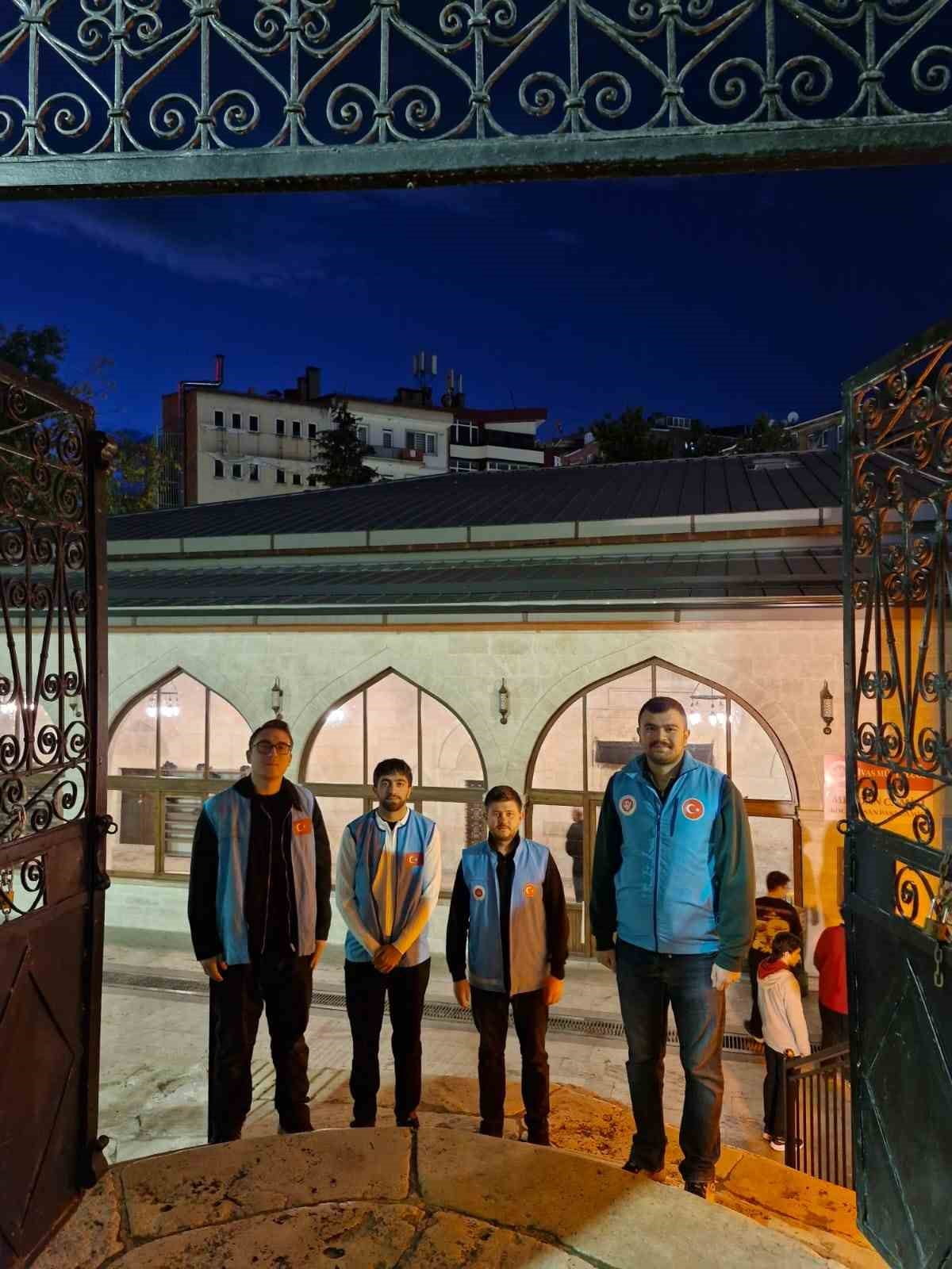 ÜNİVERSİTE ÖĞRENCİLERİ, AHİLİK KÜLTÜRÜNÜ YAŞATMAK AMACIYLA SABAH NAMAZININ ARDINDAN HENÜZ İŞ...