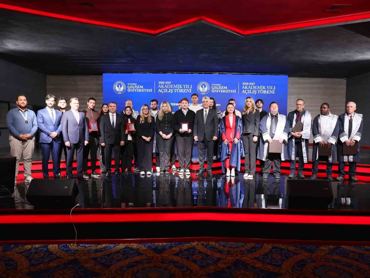ÜNİVERSİTENİN MEHMET AKİF ERSOY KONFERANS SALONU'NDAKİ TÖRENE BAKAN BOLAT, İSTANBUL GELİŞİM...