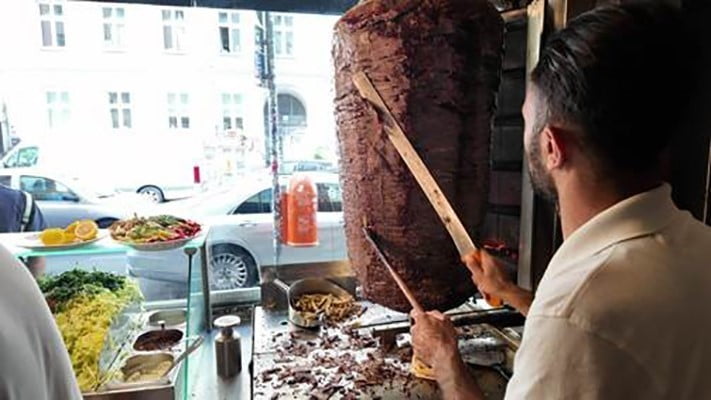 ÜNLÜ TÜRK RESTORANININ SAHİBİ SAİM AYGÜN, SON DÖNEMDE ‘STEAK DÖNER’ İSMİNİ KULLANANLARA KARŞI...