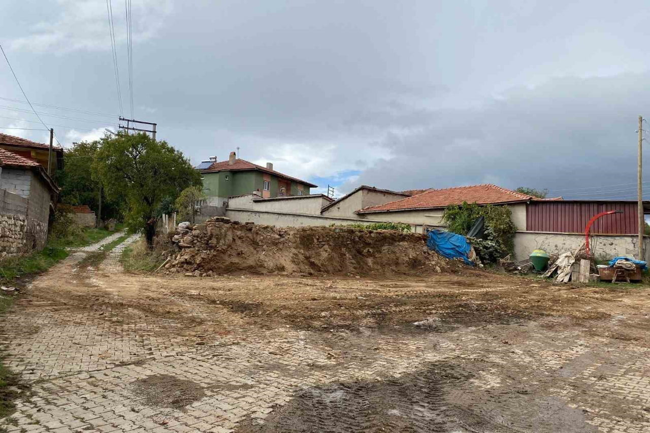 UŞAK BELEDİYESİ EKİPLERİ, CAN VE MAL GÜVENLİĞİ AÇISINDAN TEHDİT OLUŞTURAN METRUK YAPILARIN...