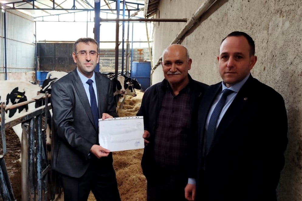 UŞAK’IN ULUBEY İLÇESİNDE İKİ ÜRETİCİ, HASTALIKTAN ARİ İŞLETME BELGESİ ALMAYA HAK KAZANDI....