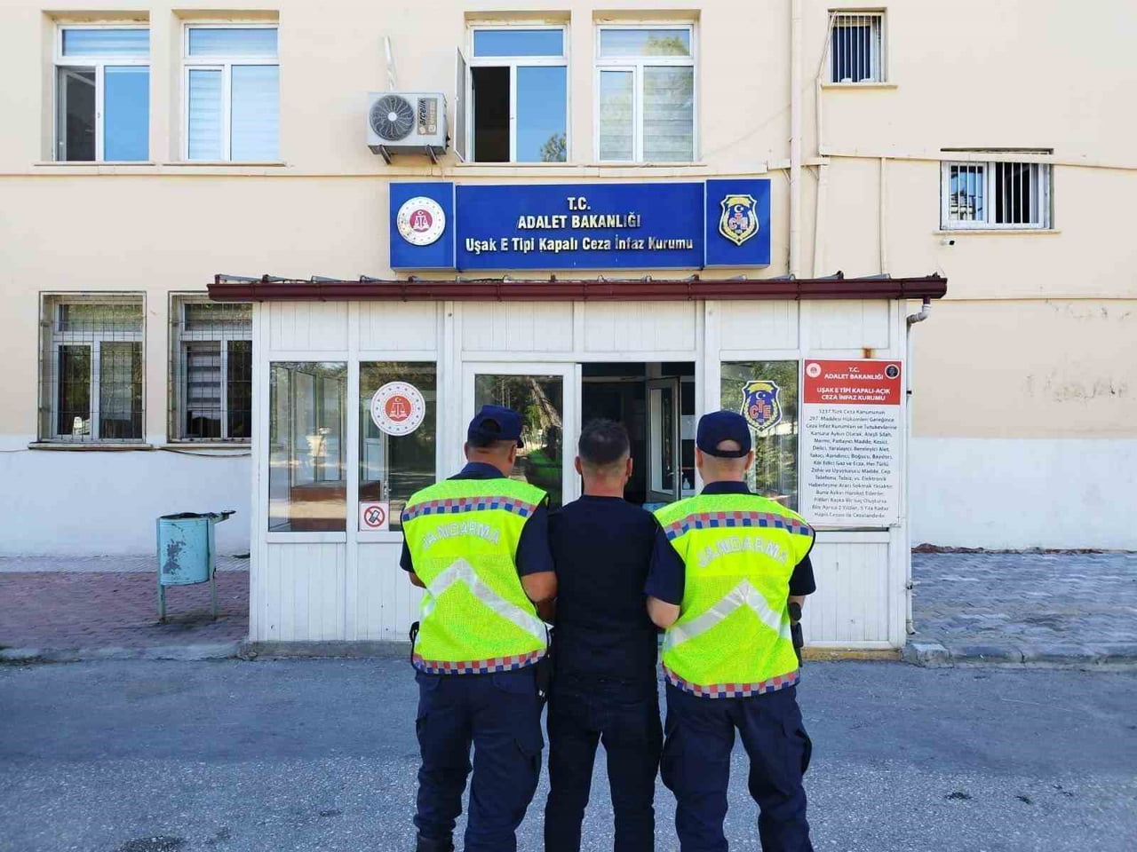 UŞAK’TA JANDARMA EKİPLERİNCE EYLÜL AYI İÇERİSİNDE ARANAN ŞAHISLARA YÖNELİK GERÇEKLEŞTİRİLEN...