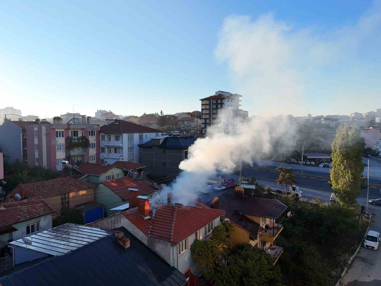 UŞAK’TA TEK KATLI EVİN ÇATISINDA ÇIKAN YANGIN, İTFAİYE EKİPLERİNİN MÜDAHALESİYLE...