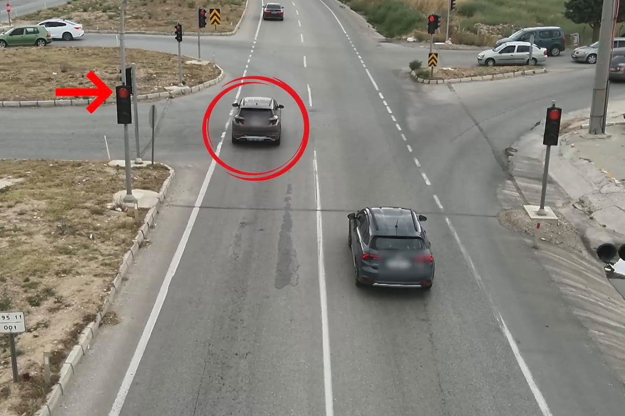 UŞAK’TA TRAFİK GÜVENLİĞİNİN SAĞLANMASI AMACIYLA KIRMIZI IŞIK İHLALİ VE EMNİYET KEMERİ KULLANIMINA...
