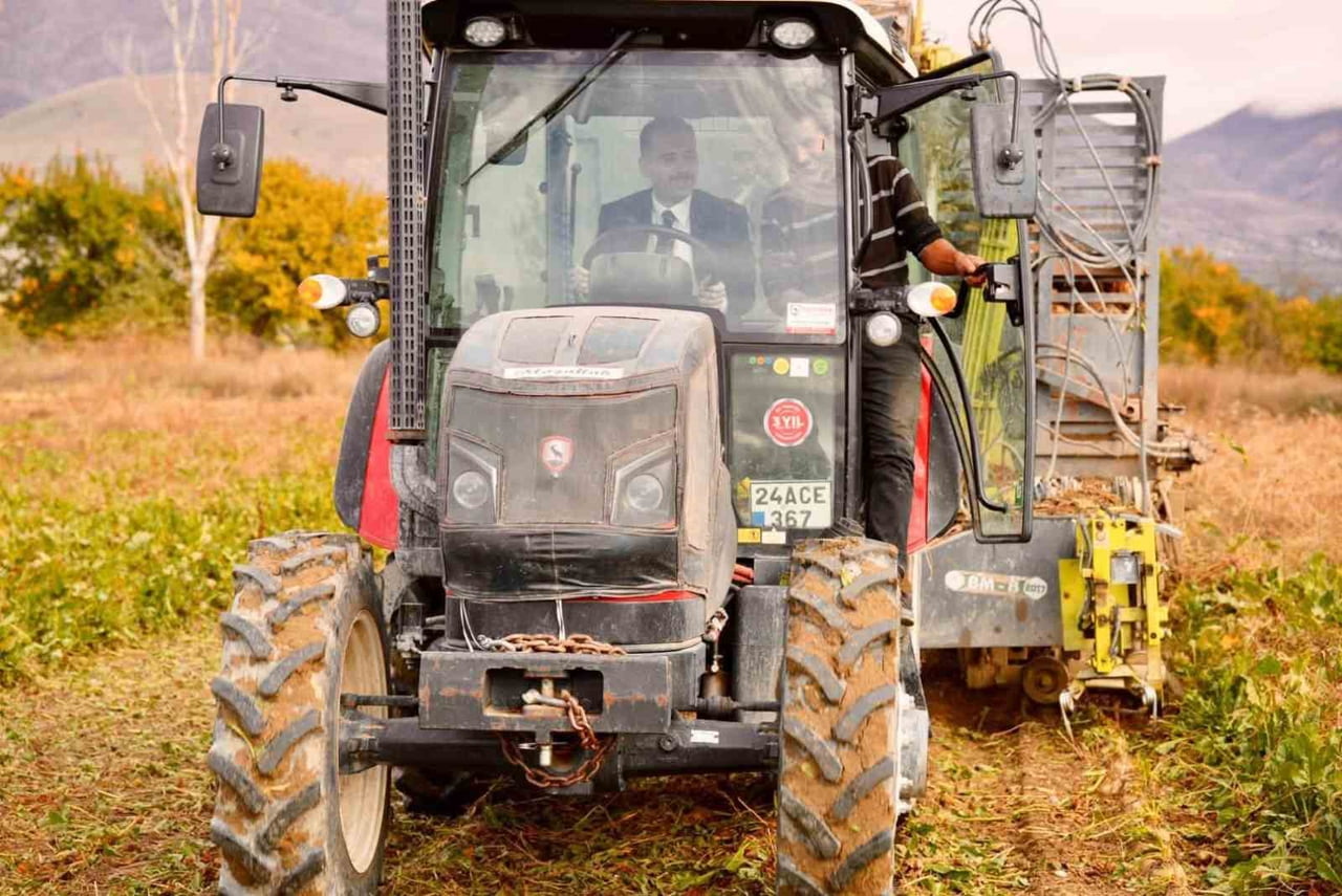 ÜZÜMLÜ'DE ŞEKER PANCARI HASADI YERİNDE İNCELENDİ