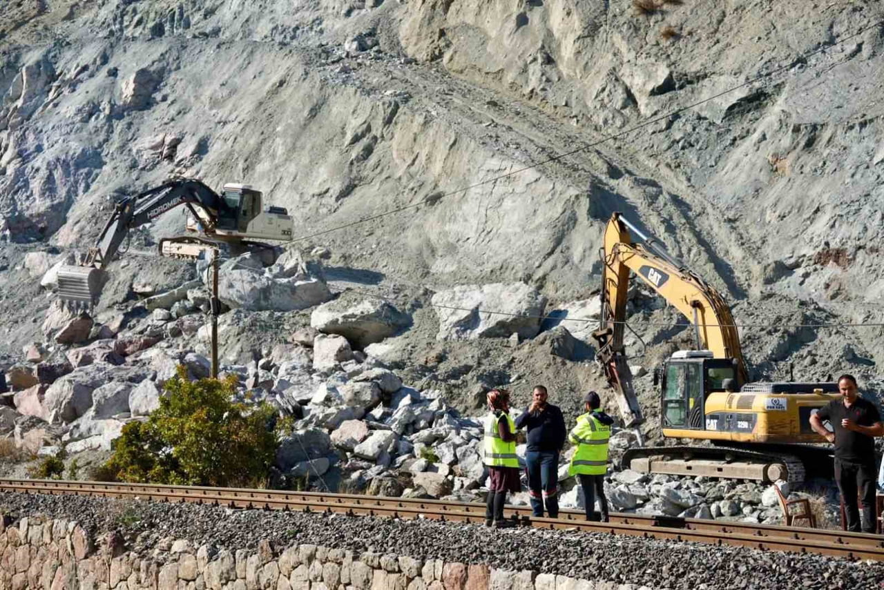 ÜZÜMLÜ KAYMAKAMI HACI OSMAN HÖKELEKLİ, İLÇEDE DEVAM EDEN ASFALT ÇALIŞMALARINI VE SEL NEDENİYLE...