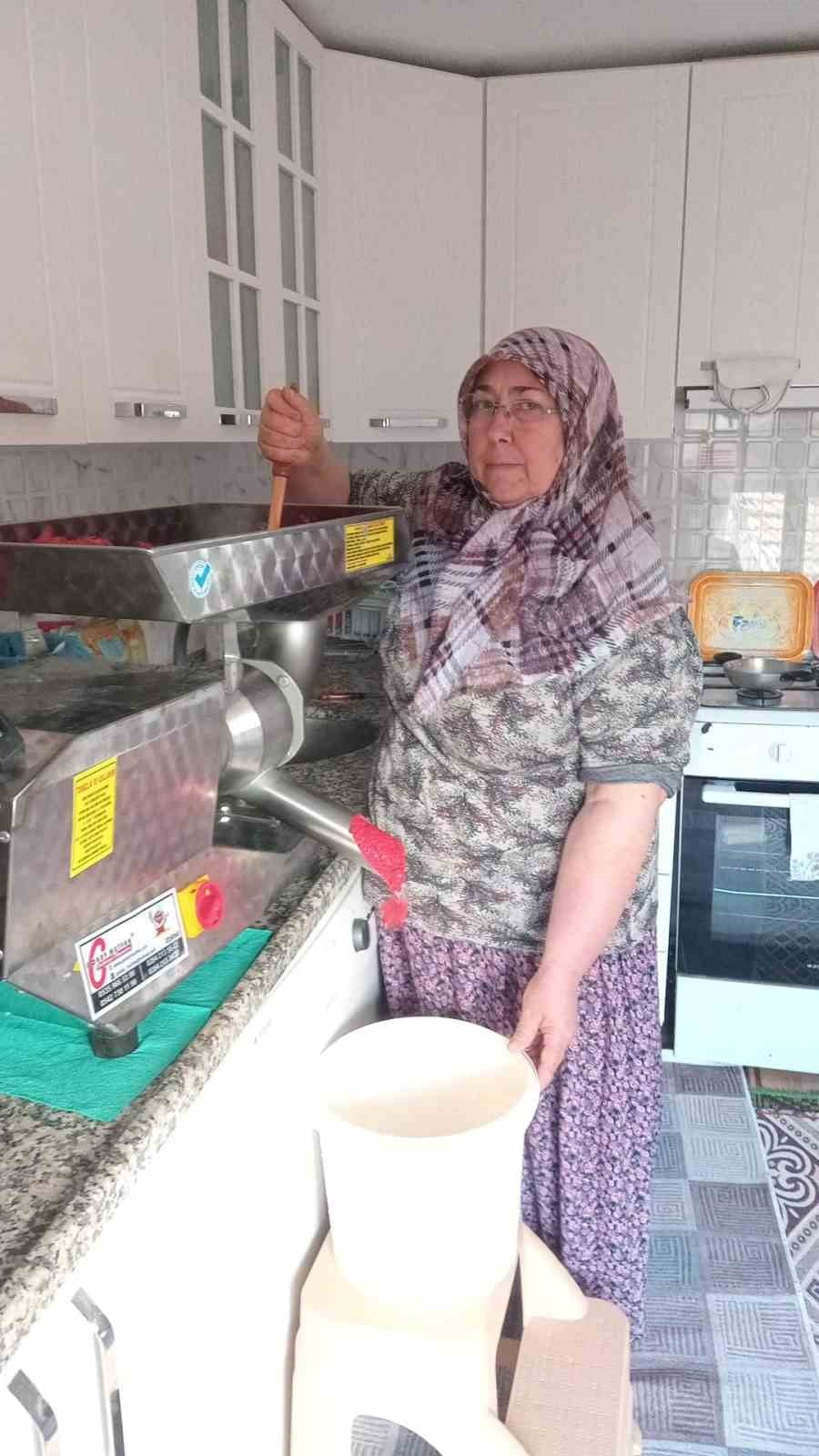 UZUNKÖPRÜ’DE KADINLARA SALÇA MAKİNESİ DESTEĞİ