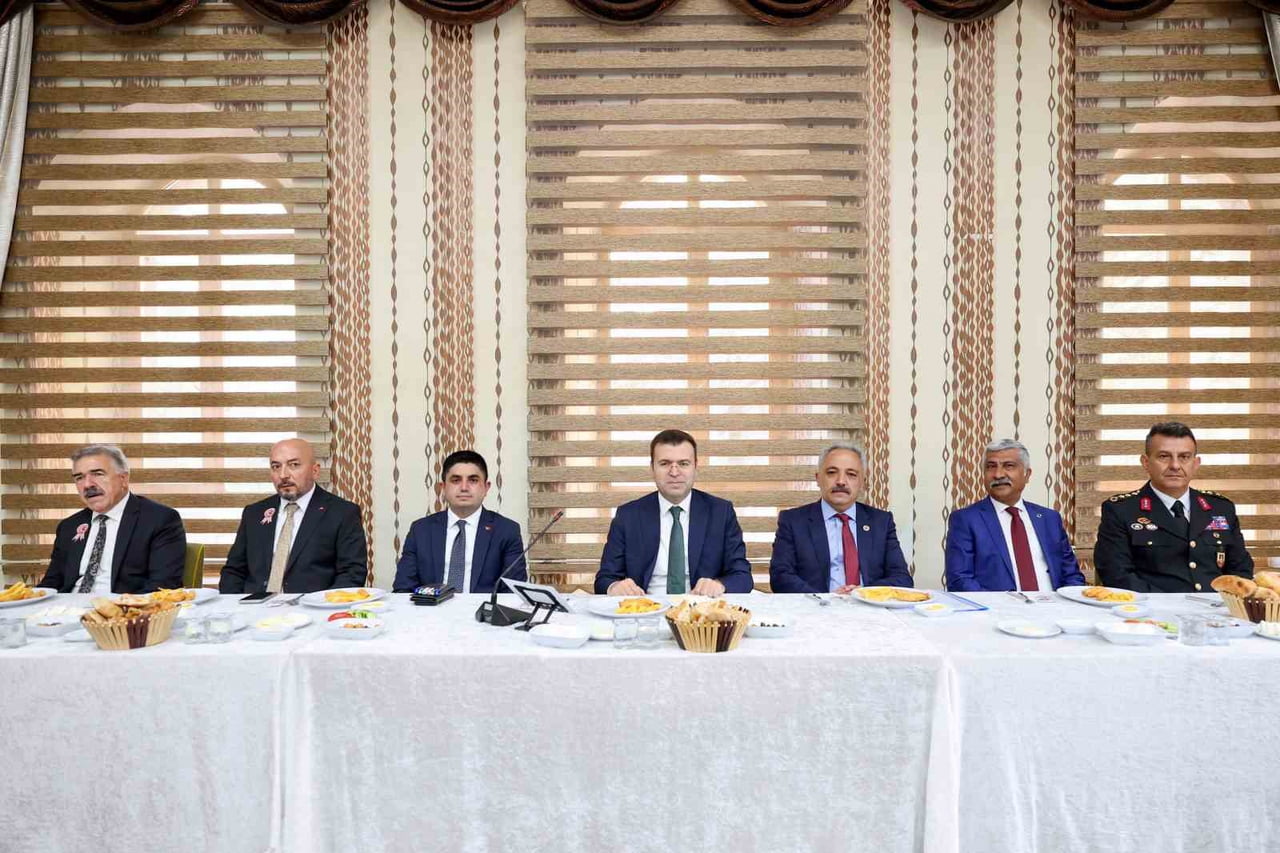 VALİ AKMEŞE, MUHTARLAR GÜNÜ’NDE MUHTARLARLA BULUŞTU