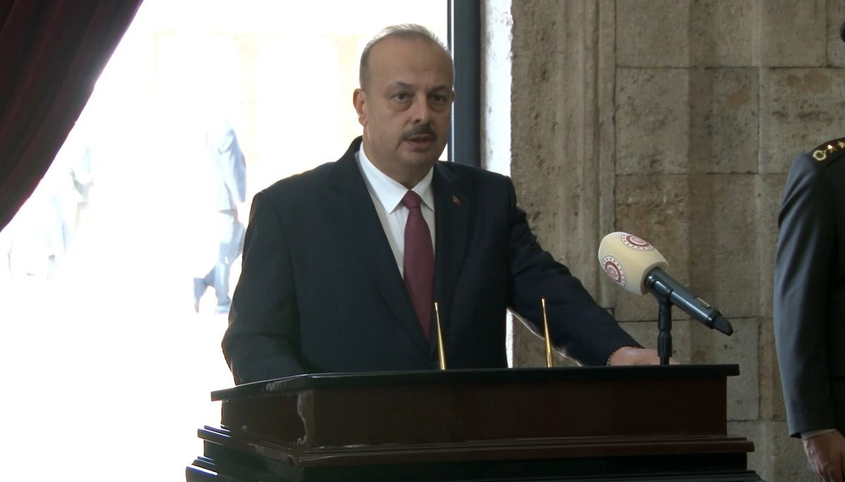 VALİ CANBOLAT MİSAK-I MİİLLİ KULESİ'NE GEÇEREK ANITKABİR ÖZEL DEFTERİ'Nİ İMZALADI