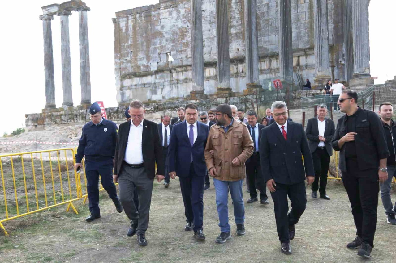 VALİ IŞIN, AİZANOİ ANTİK KENTİ’NDEKİ KAZI ÇALIŞMALARINI İNCELEDİ