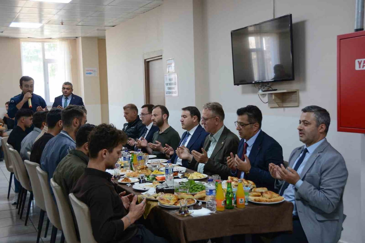VALİ IŞIN, ÖĞRENCİLERLE KAHVALTIDA BULUŞTU