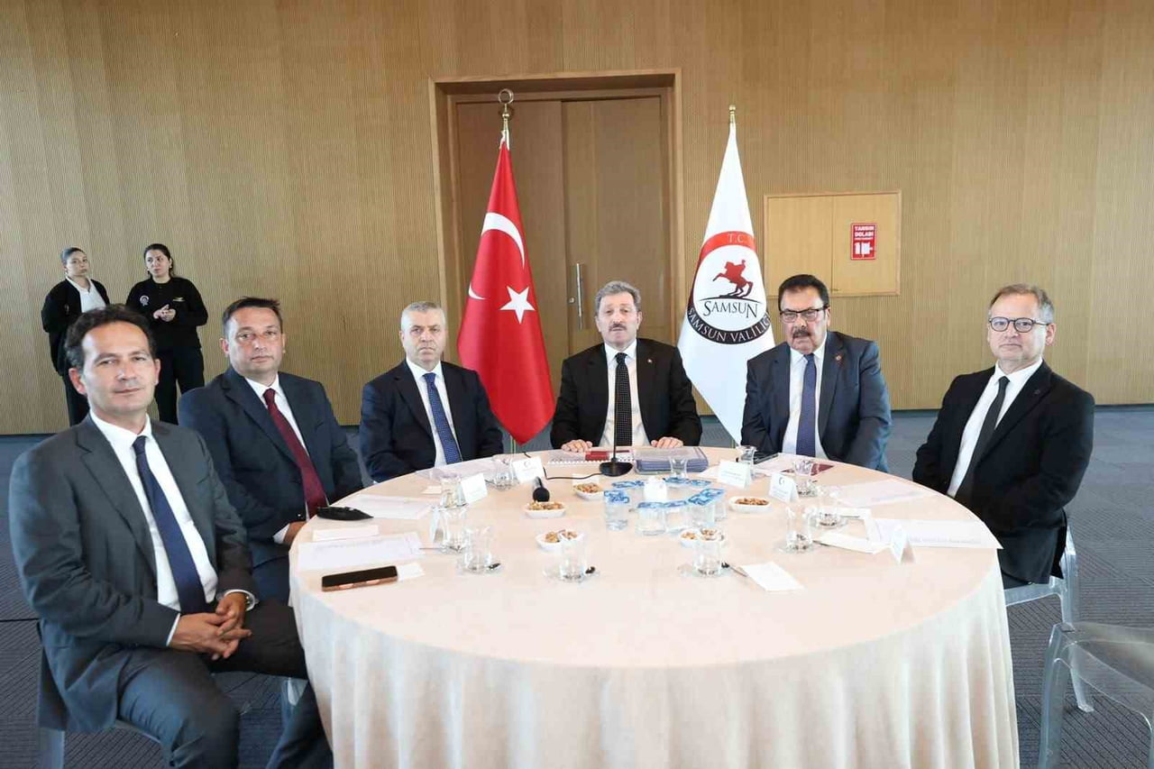 VALİ ORHAN TAVLI (SAĞDAN 3'ÜNCÜ SIRADA)  BAŞKANLIĞINDA 2026 YILI 4. İL KOORDİNASYON KURULU...