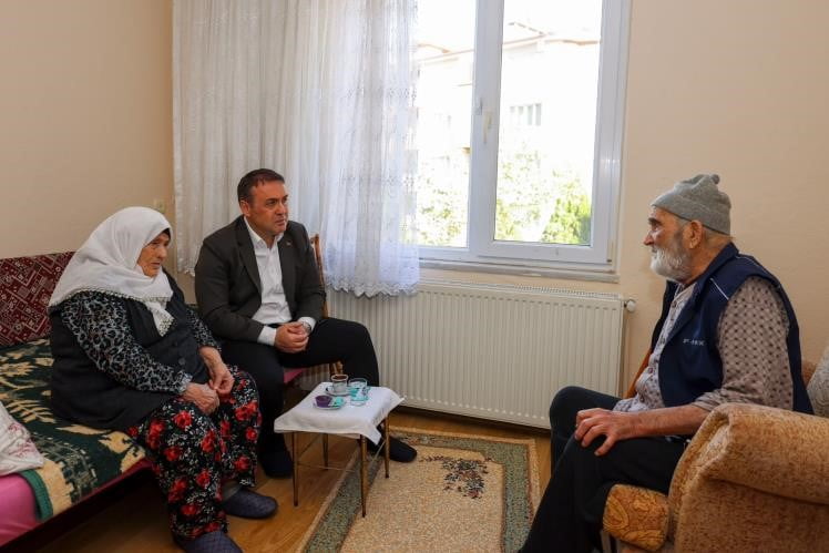 VALİ SÖZER, YAŞLI ÇİFTLE BİR ARAYA GELDİ