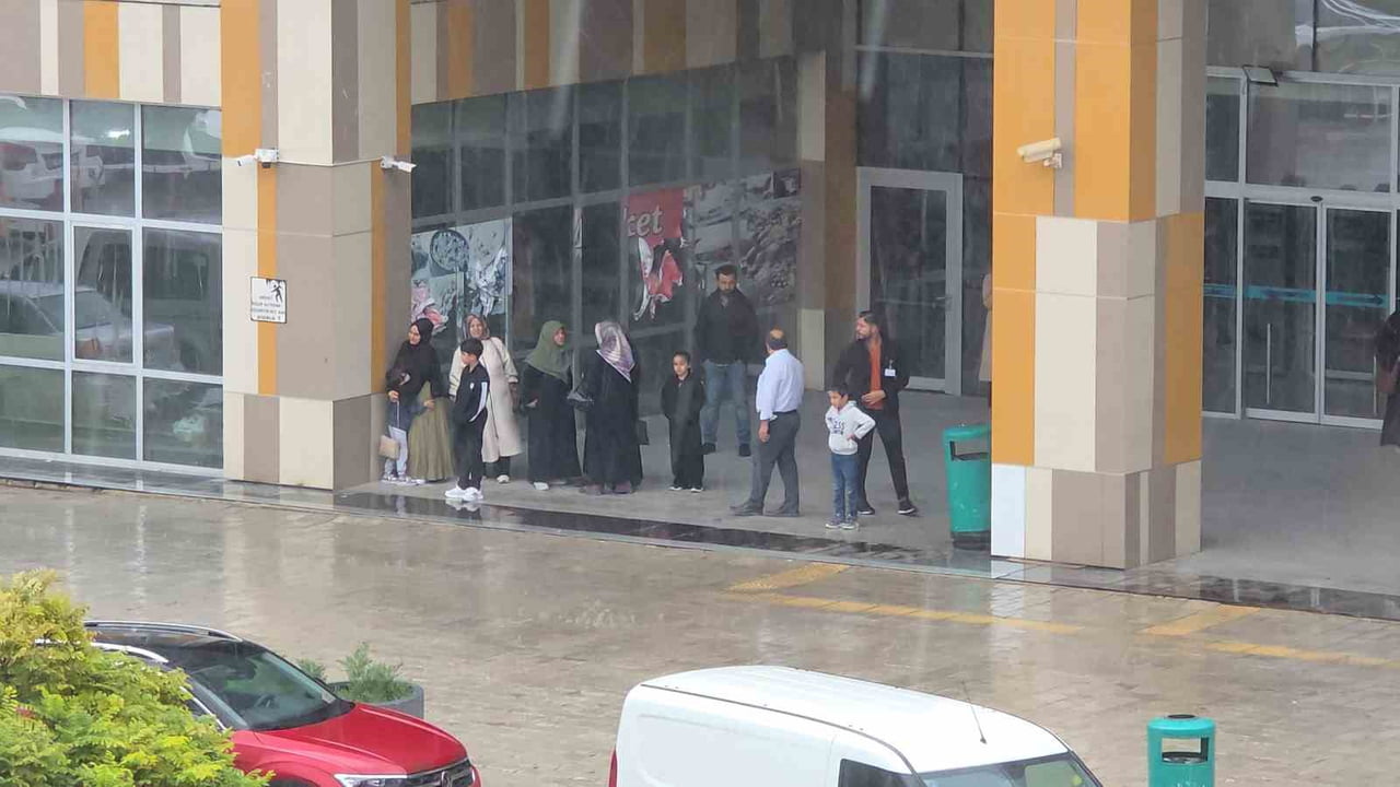 VAN'DA ANİDEN BASTIRAN YAĞMUR, KENTTE GÜNLÜK YAŞAMI KISA SÜRELİĞİNE ETKİLERKEN, BAZI VATANDAŞLAR...