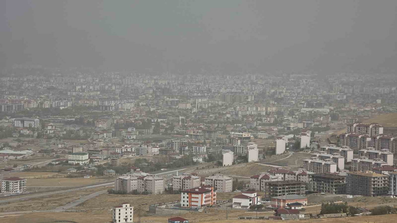 VAN'DA ETKİLİ OLAN TOZ TAŞINIMI, KENT GENELİNDE GÖRÜŞ MESAFESİNİN DÜŞMESİNE VE GÖKYÜZÜNÜN PUSLU...