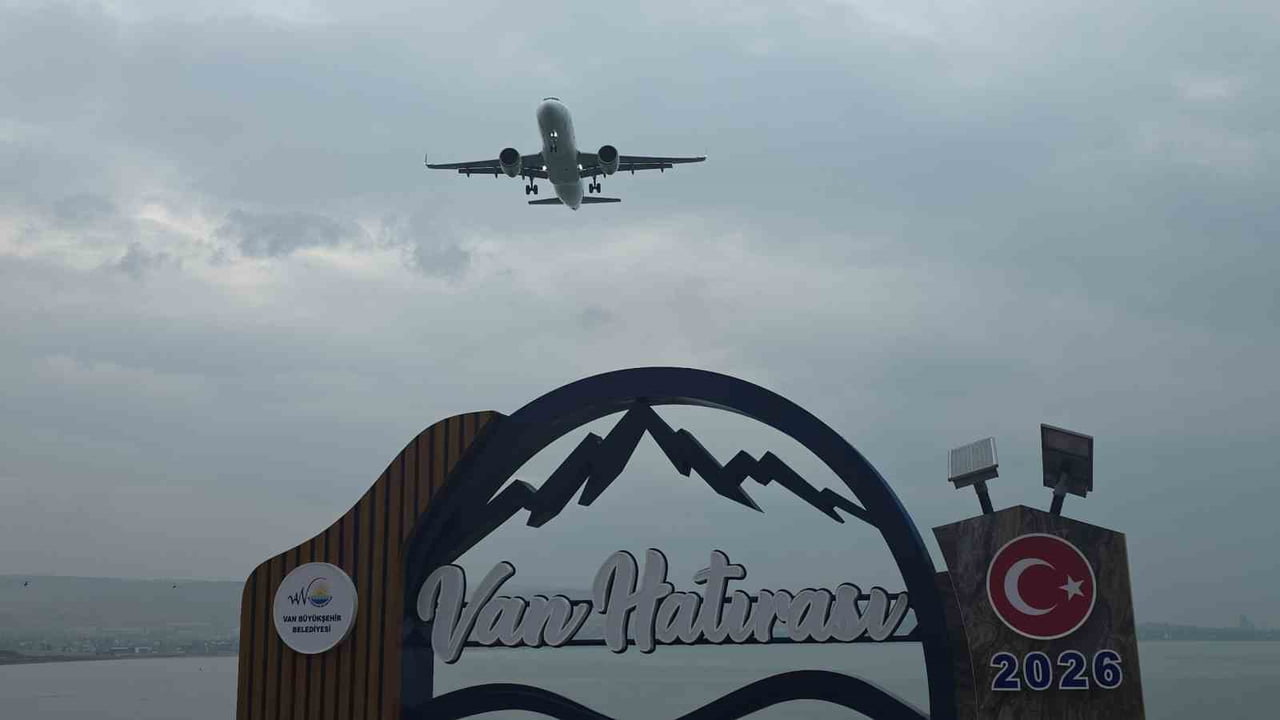 VAN'DA ETKİLİ OLAN YAĞIŞLA BİRLİKTE SİS DE KENTİ ETKİSİ ALTINA ALDI.