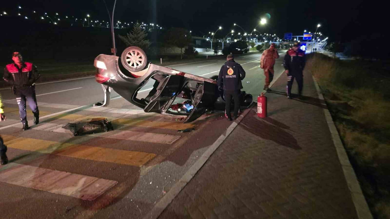 VAN'IN EDREMİT İLÇESİNDE OTOMOBİLİN TAKLA ATMASI SONUCU MEYDANA GELEN TRAFİK KAZASINDA 2 KİŞİ...