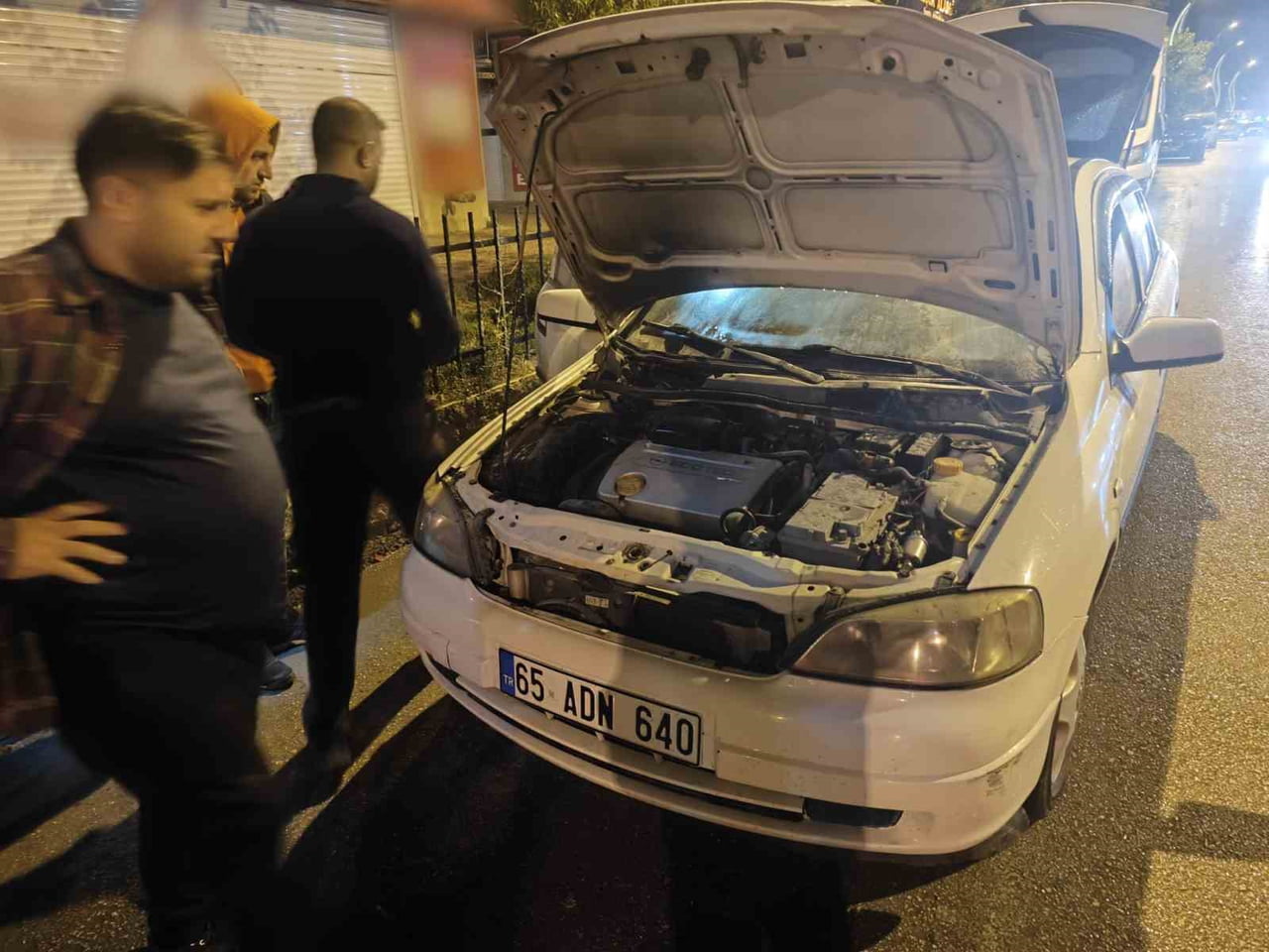 VAN'IN ERCİŞ İLÇESİNDE SEYİR HALİNDEKİ OTOMOBİLİN MOTORUNDA ÇIKAN YANGIN İTFAİYE EKİPLERİ...