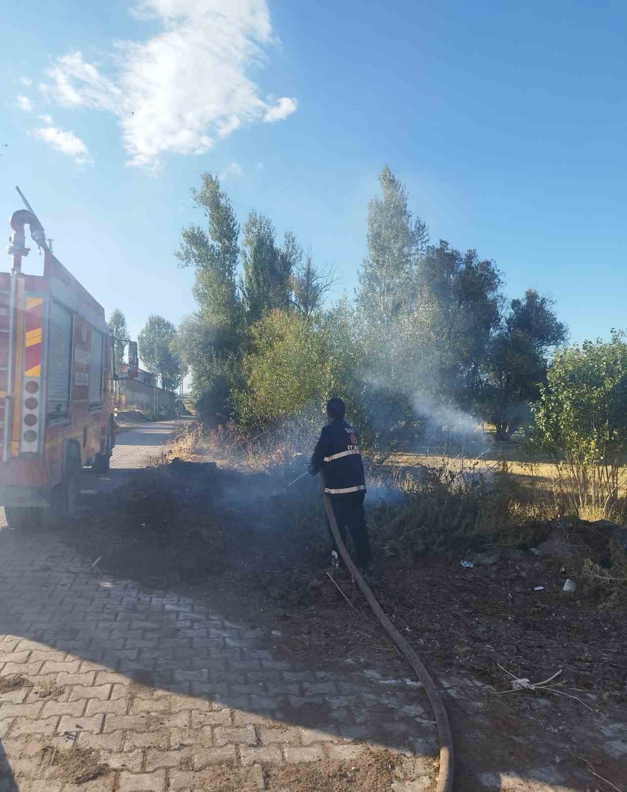 VAN'IN GEVAŞ İLÇESİNDE ÇIKAN ÖRTÜ ÜSTÜ YANGIN, İTFAİYE EKİPLERİ TARAFINDAN...