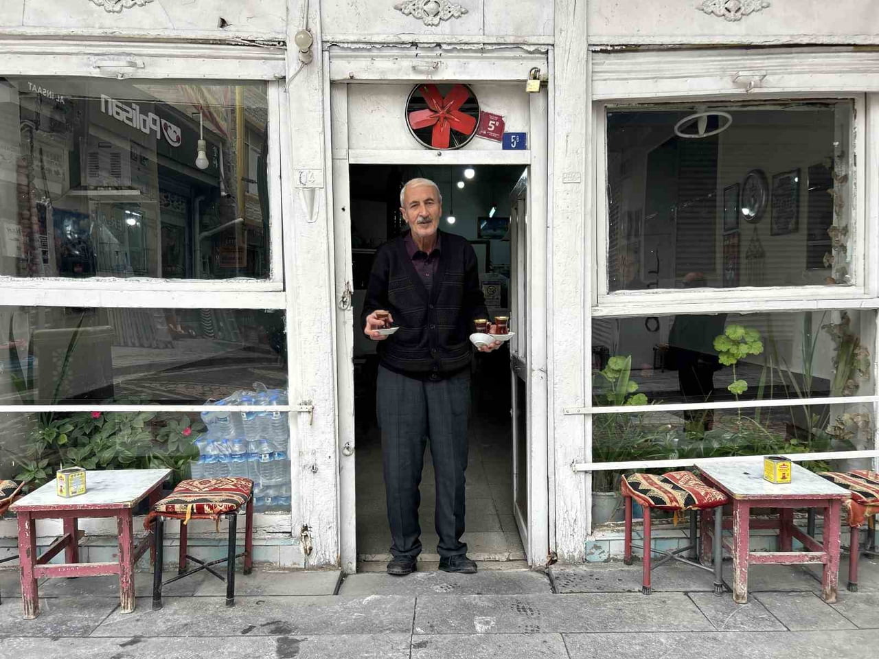 VAN'IN İPEKYOLU İLÇESİNDE 12 YAŞINDA BAŞLADIĞI KAHVECİLİK MESLEĞİNİ SÜRDÜREN 62 YAŞINDAKİ HALİT...