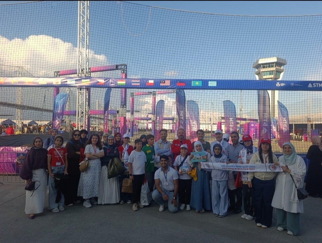VAN ANADOLU İMAM HATİP LİSESİ ÖĞRENCİLERİ, ŞANLIURFA’DA DÜZENLENEN GÜNEYDOĞU TEKNOFEST’E KATILARAK...