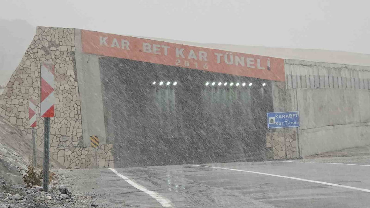 VAN-BAHÇESARAY YOLU ÜZERİNDE BULUNAN 3 BİN RAKIMLI KARABET GEÇİDİ'NDE SİS VE KAR YAĞIŞI ETKİLİ...