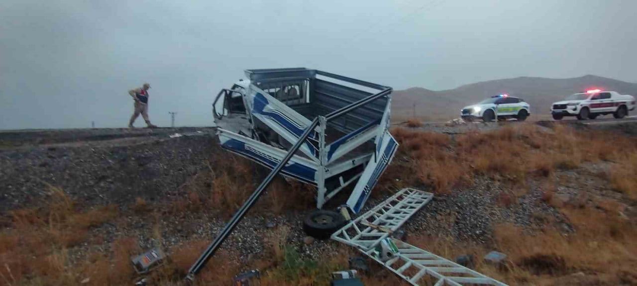 VAN BAŞKALE KARAYOLU GÜZELDERE TÜNELİ MEVKİSİNDE 3 ARACIN KARIŞMASI SONUCU MEYDANA GELEN TRAFİK...