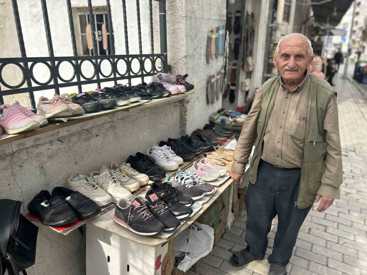 VAN’DA 55 YILDIR AYAKKABI TAMİRCİLİĞİ YAPAN 72 YAŞINDAKİ MUHİTTİN DENİZ, TAMİR SONRASI MÜŞTERİLER...
