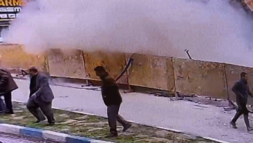 VAN’DA KAZI ALANININ YANINDAKİ LOKANTANIN ÇÖKME ANI GÜVENLİK KAMERASINA YANSIDI