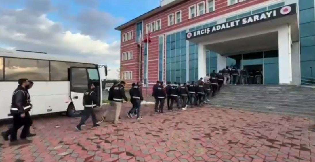VAN’DA POLİS EKİPLERİNCE 37 ADRESE DÜZENLENEN OPERASYONDA 28 ŞÜPHELİ GÖZALTINA ALINDI