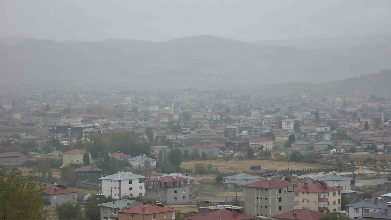 VAN GENELİNDE SABAH SAATLERİNDEN İTİBAREN ETKİSİNİ ARTIRAN SAĞANAK YAĞIŞ VE YER YER YOĞUNLAŞAN...