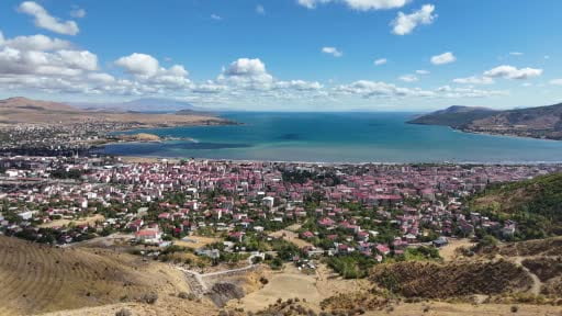 Van Gölü'nün gizemlerini keşfedecek gençlerin su altı yolculuğu başladı