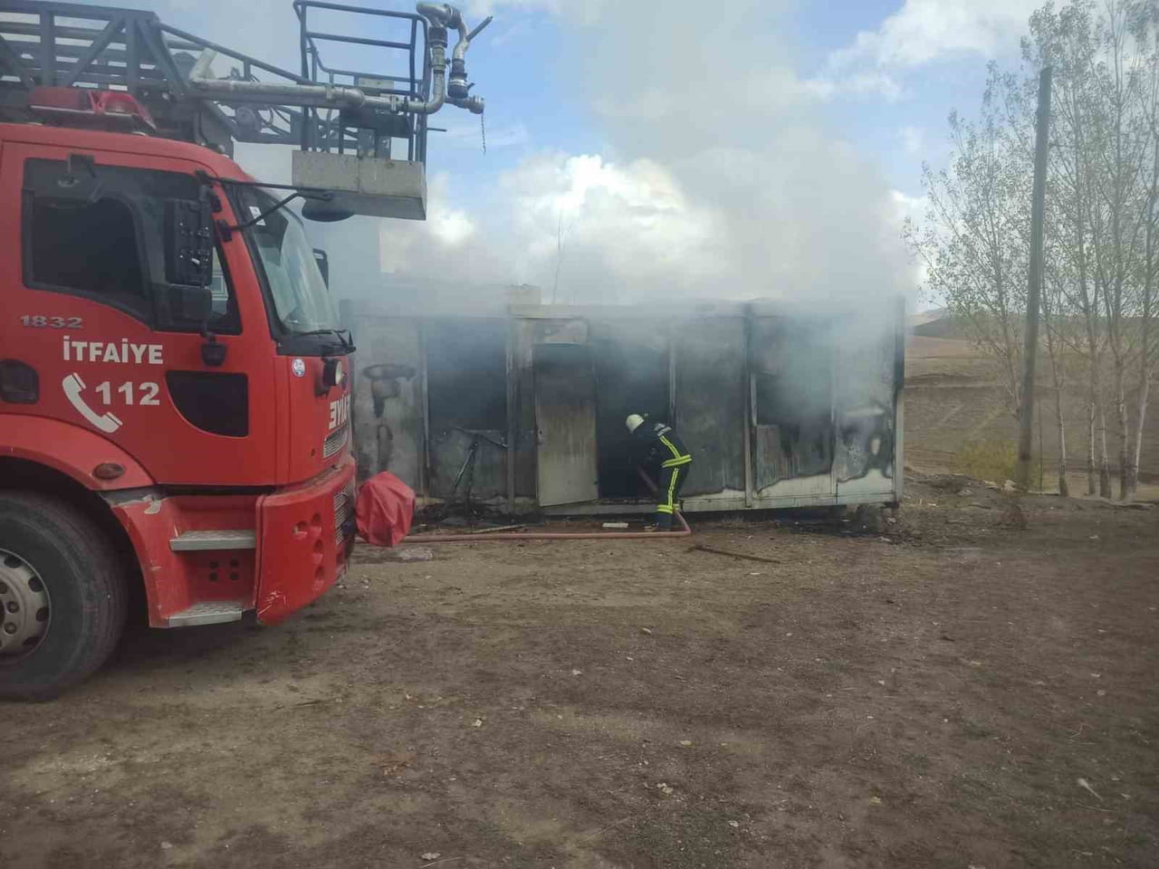 VAN’IN BAŞKALE İLÇESİNDE BİR KONTEYNERDE ÇIKAN YANGIN MAHALLE SAKİNLERİ TARAFINDAN BÜYÜK BİR...