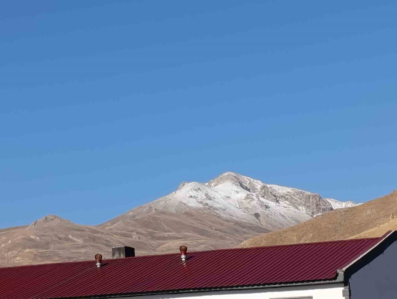VAN’IN BAŞKALE İLÇESİNDE İKİ GÜNDÜR DEVAM EDEN SAĞANAK, YÜKSEK KESİMLERDE KAR YAĞIŞINA...