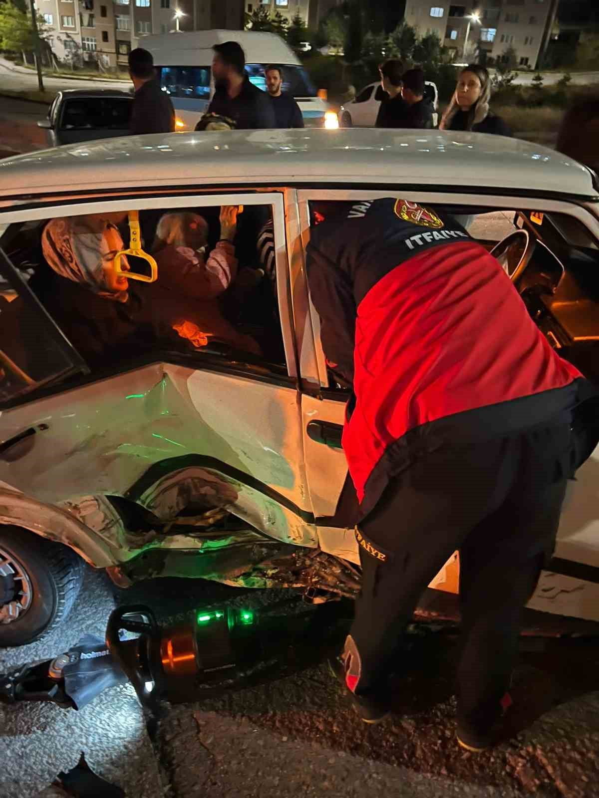 VAN’IN EDREMİT İLÇESİNDE İKİ OTOMOBİLİN ÇARPIŞMASI SONUCU MEYDANA GELEN TRAFİK KAZASINDA 3 KİŞİ...
