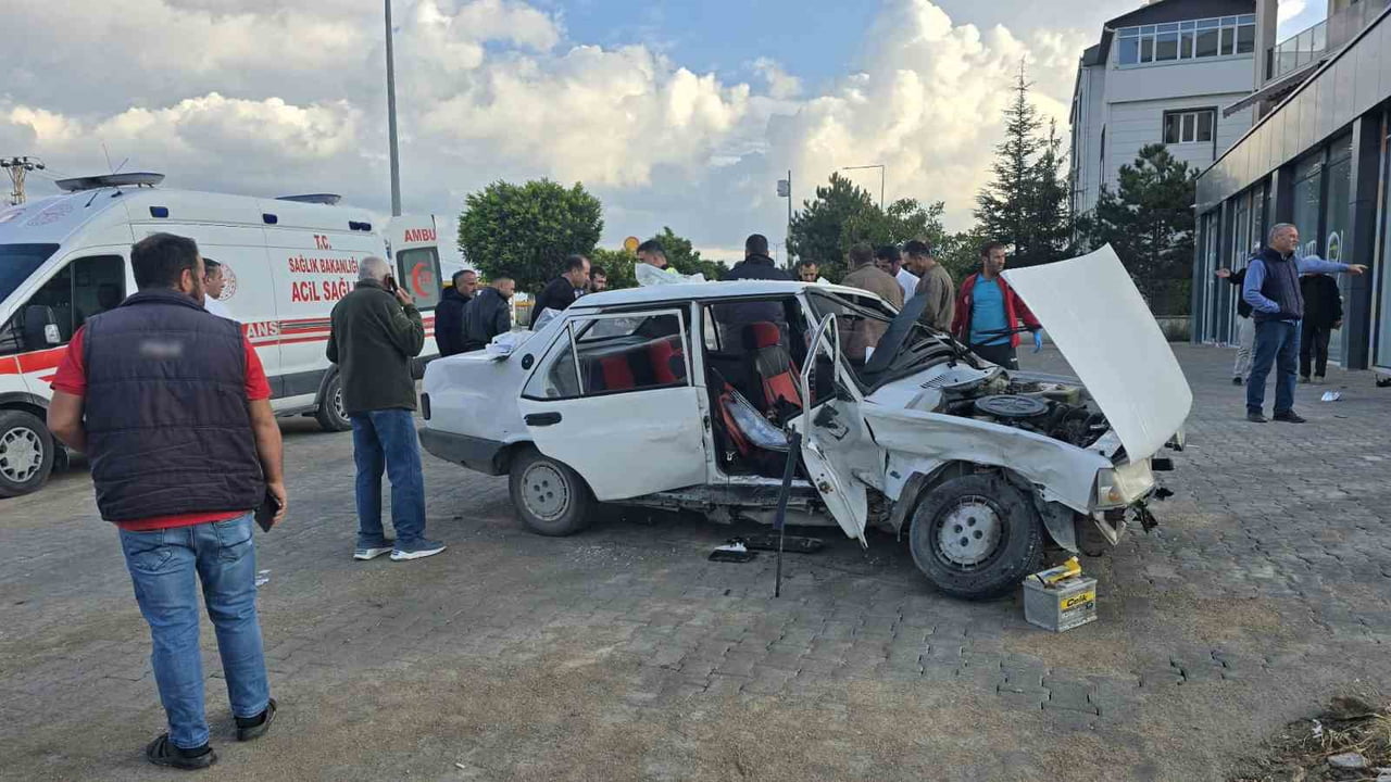VAN’IN EDREMİT İLÇESİNDE İKİ OTOMOBİLİN ÇARPIŞMASI SONUCU MEYDANA GELEN TRAFİK KAZASINDA 6 KİŞİ...