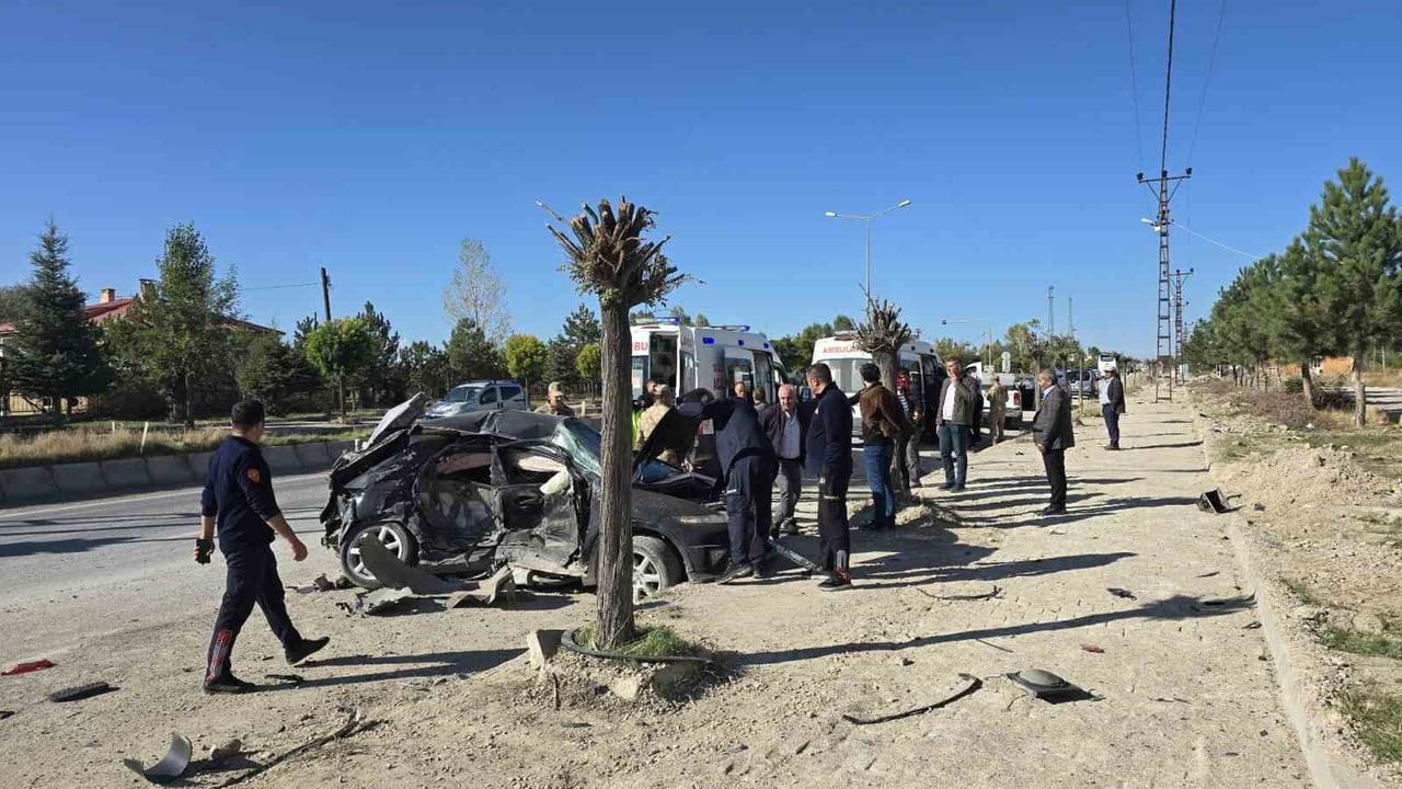 VAN’IN EDREMİT İLÇESİNDE OTOMOBİL İLE KAMYONETİN ÇARPIŞMASI SONUCU MEYDANA GELEN TRAFİK KAZASINDA...