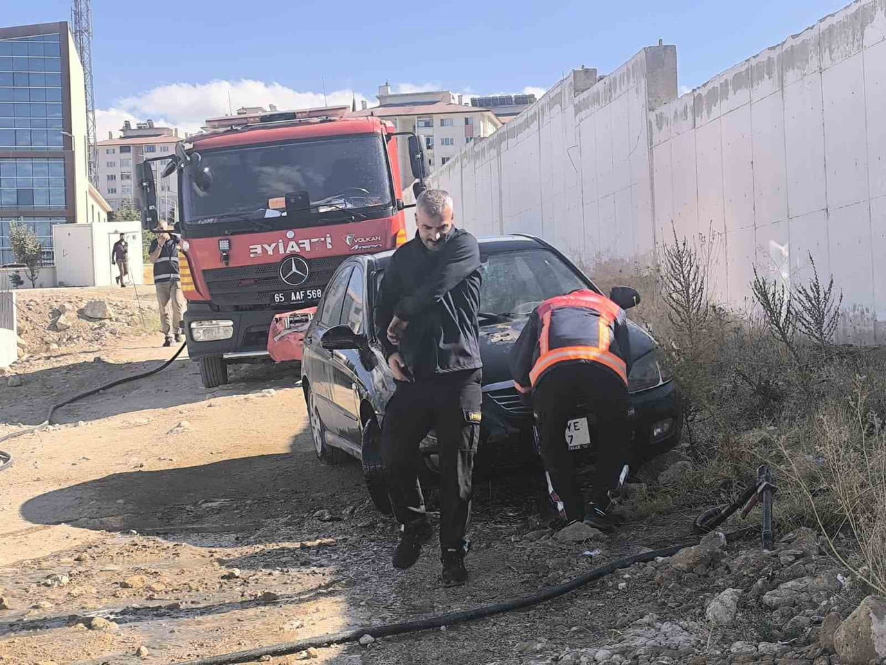 VAN’IN EDREMİT İLÇESİNDE PARK HALİNDE OLAN VE MOTORU YANMAYA BAŞLAYAN OTOMOBİL, İTFAİYE EKİPLERİ...