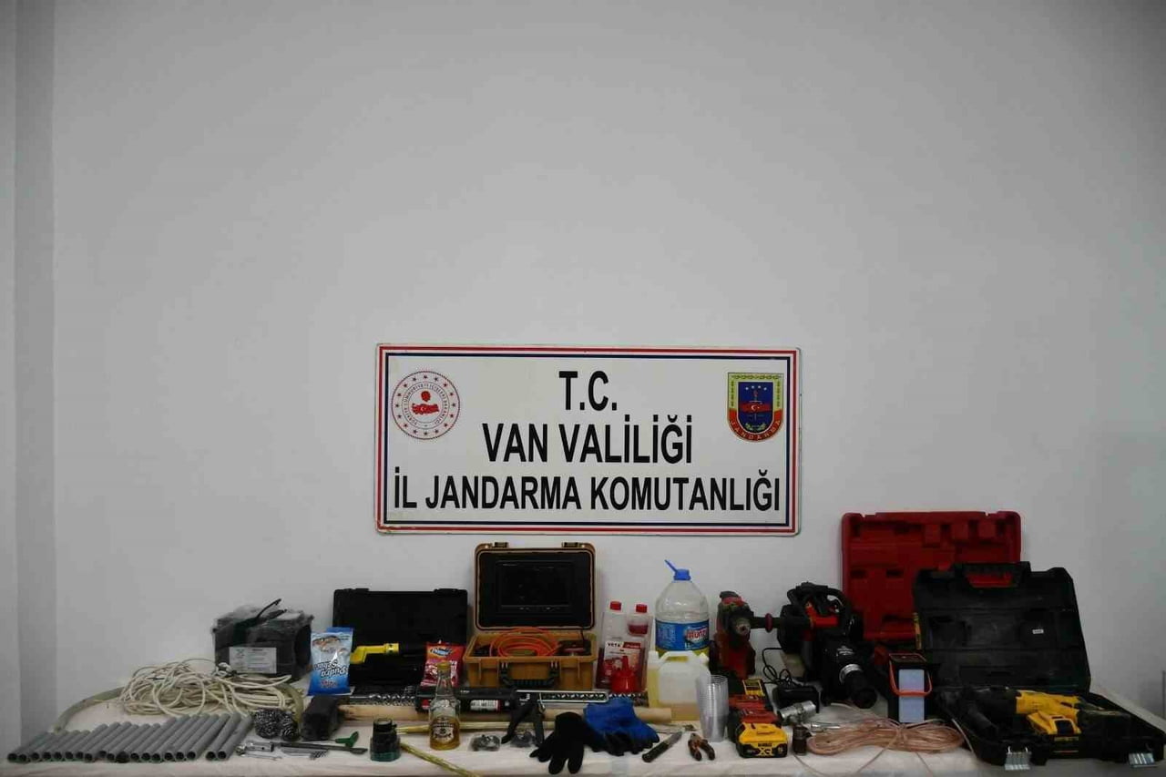 VAN’IN GÜRPINAR İLÇESİNDEKİ KAYA MEZARDA PATLAYICI MADDE İLE KAYA MEZARDA DEFİNE ARAYA ŞAHISLAR...