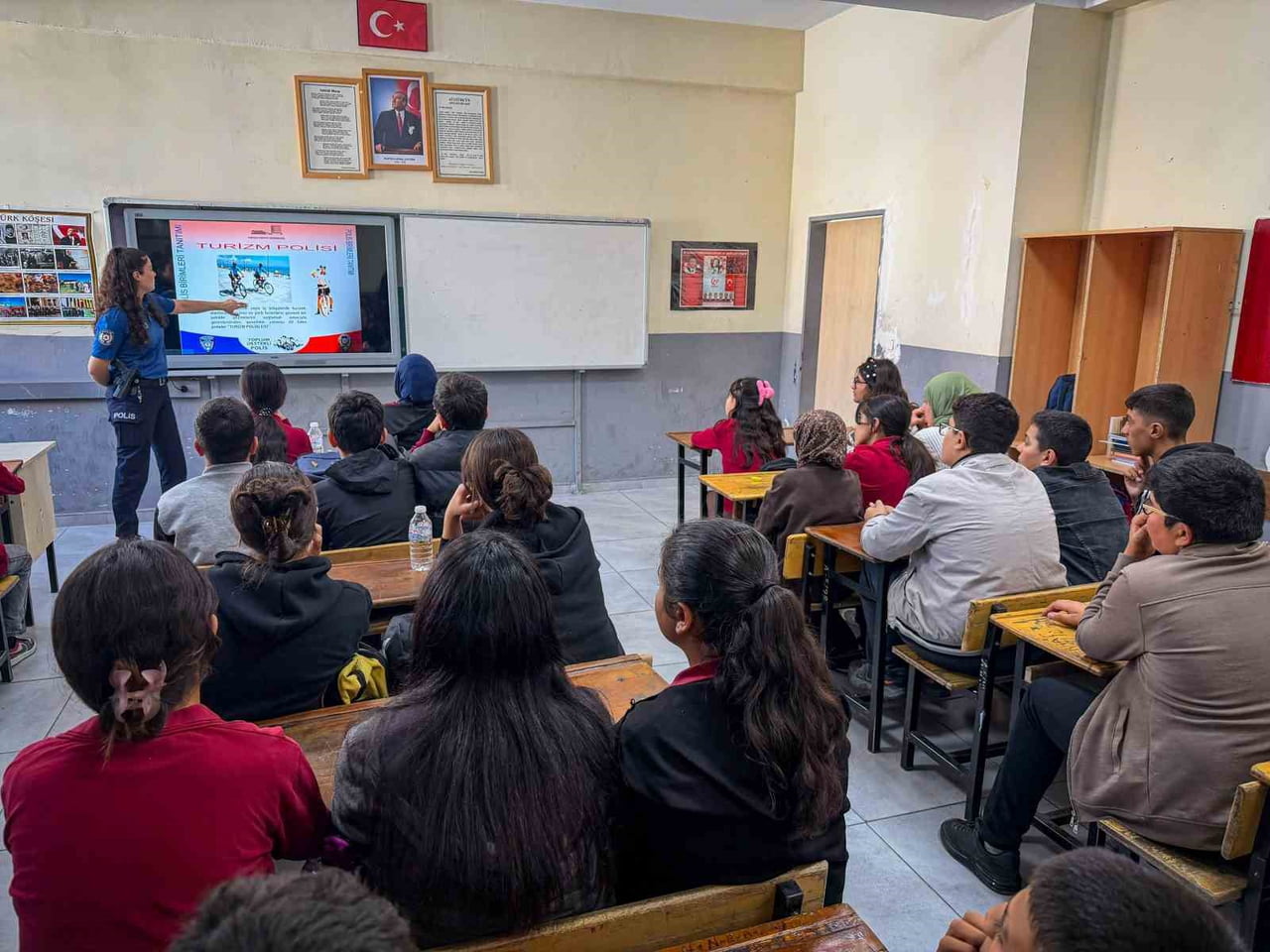 VAN’IN MURADİYE İLÇESİNDE POLİS EKİPLERİ TARAFINDAN ÖĞRENCİLERE YÖNELİK BİLGİLENDİRME EĞİTİMİ...