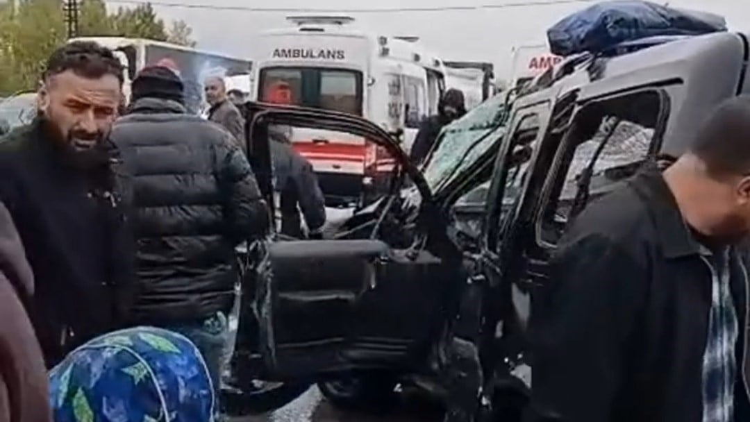 VAN’IN MURADİYE İLÇESİNDE TIRLA HAFİF TİCARİ ARACIN ÇARPIŞMASI SONUCU 2 KİŞİ...