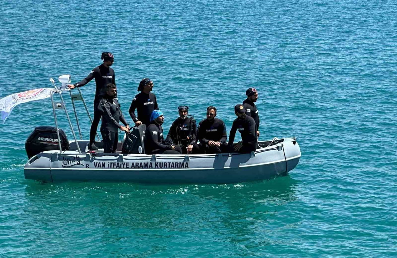VAN İTFAİYE DAİRESİ BAŞKANLIĞI BÜNYESİNDE GÖREV YAPAN SU ALTI ARAMA VE KURTARMA EKİBİ, BAŞTA VAN...
